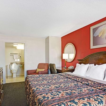 Days Inn By Wyndham Norfolk Military Circle Exterior photo