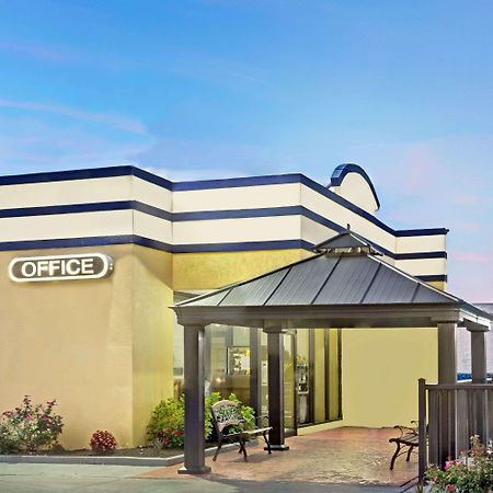 Days Inn By Wyndham Norfolk Military Circle Exterior photo