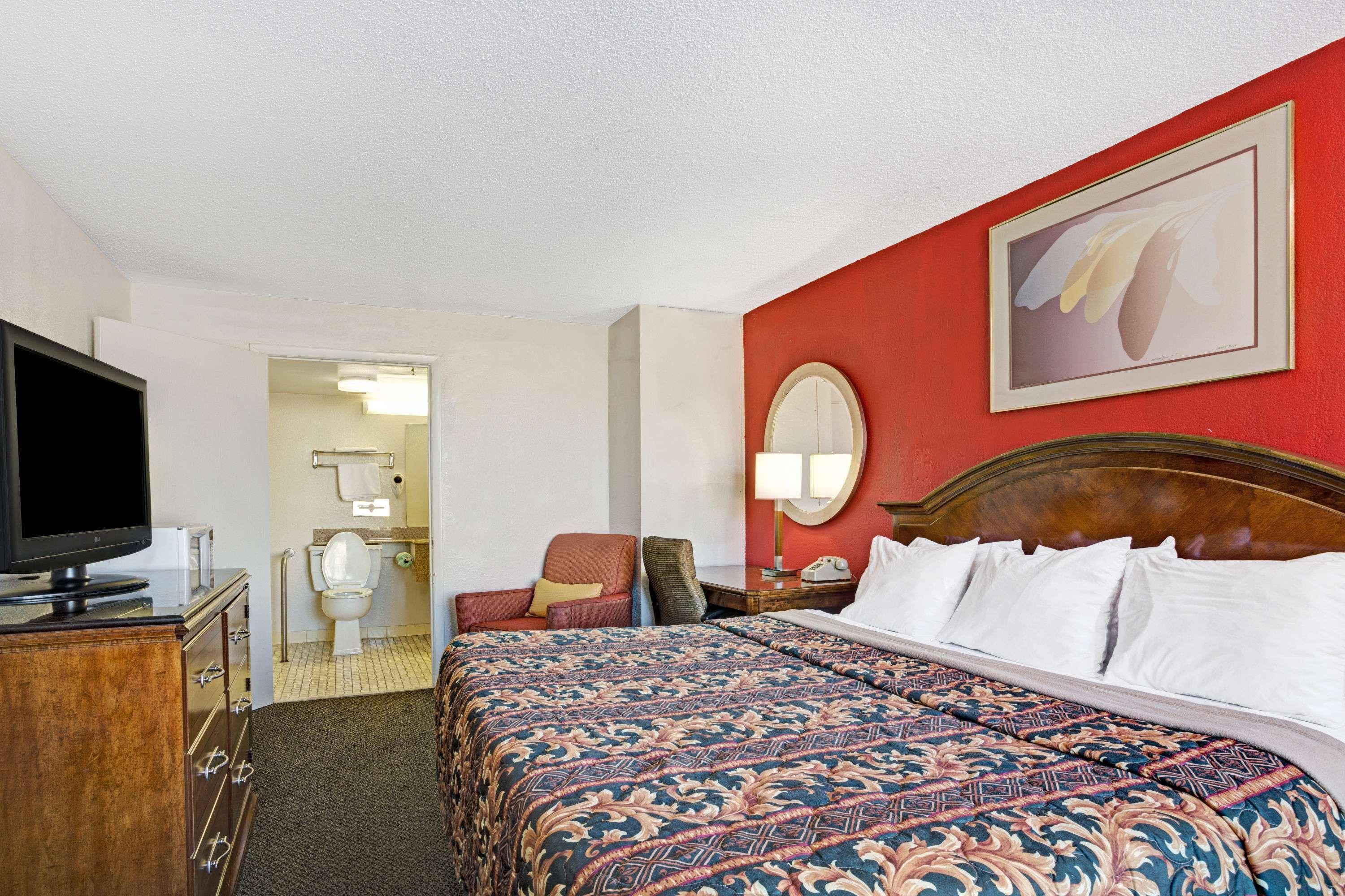 Days Inn By Wyndham Norfolk Military Circle Exterior photo