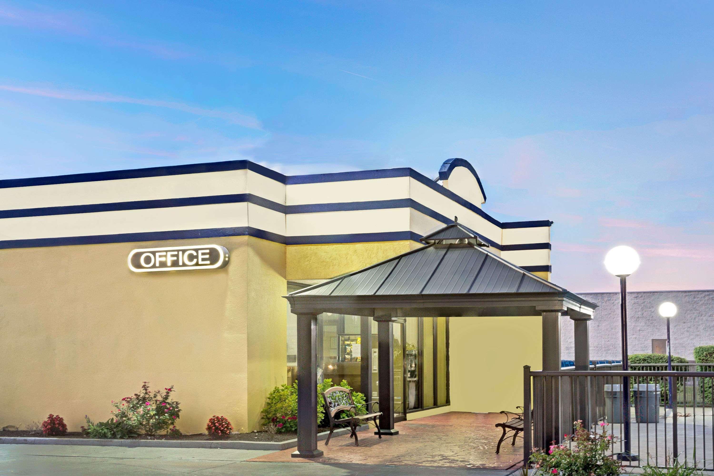 Days Inn By Wyndham Norfolk Military Circle Exterior photo