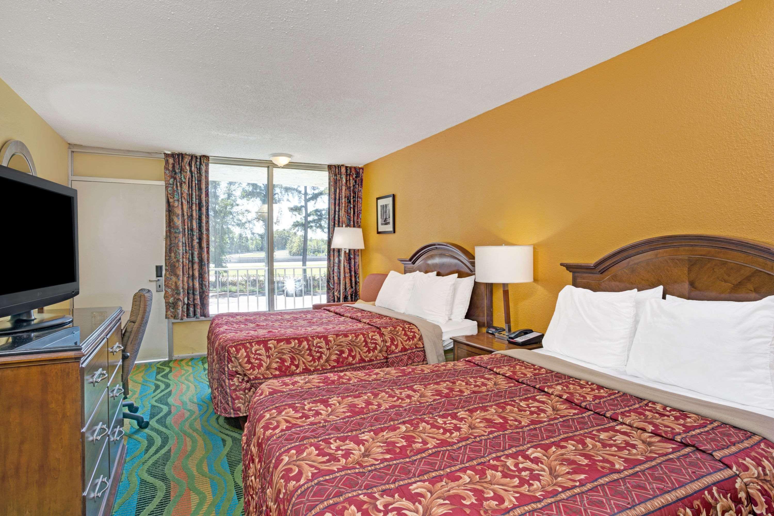 Days Inn By Wyndham Norfolk Military Circle Exterior photo