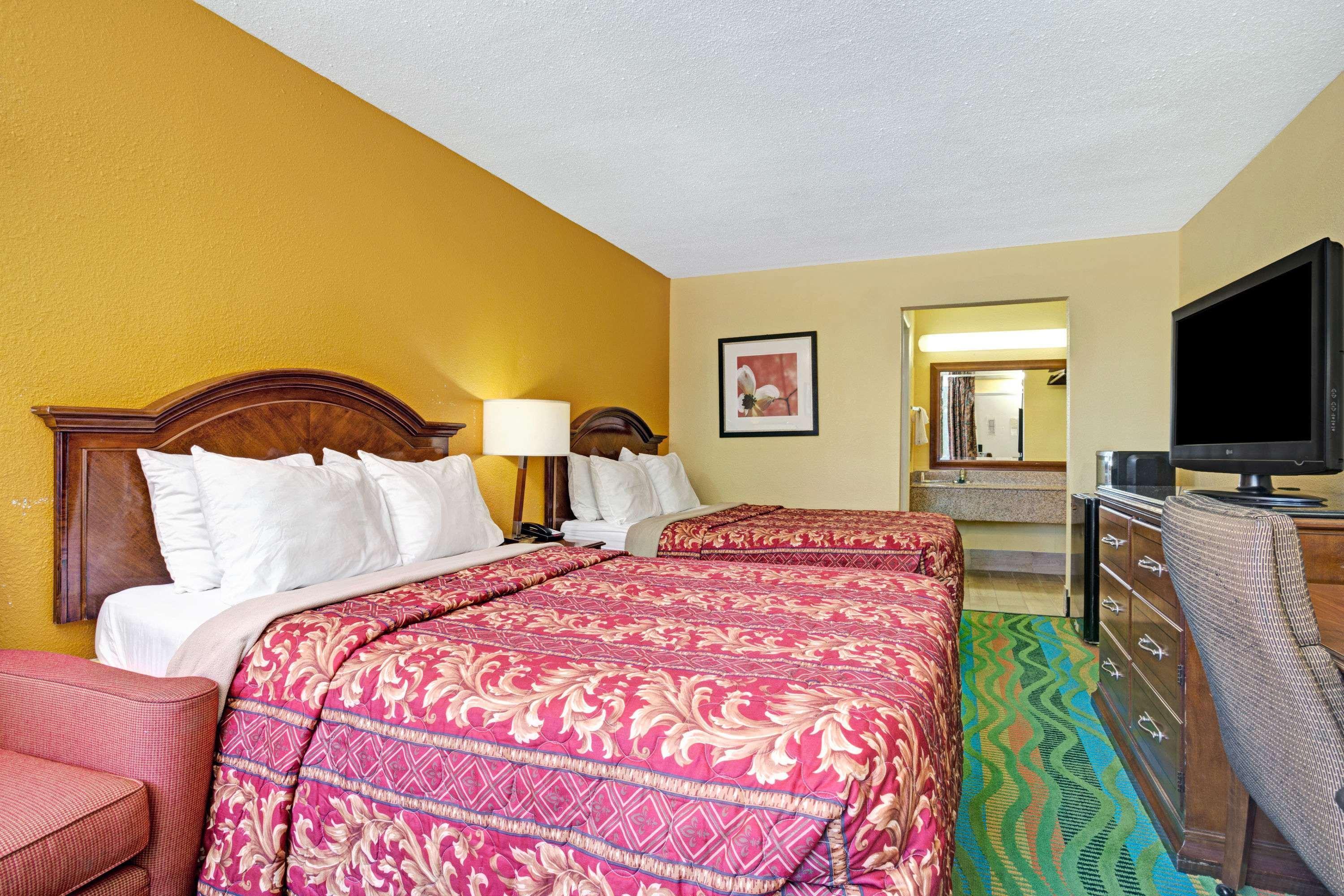 Days Inn By Wyndham Norfolk Military Circle Exterior photo