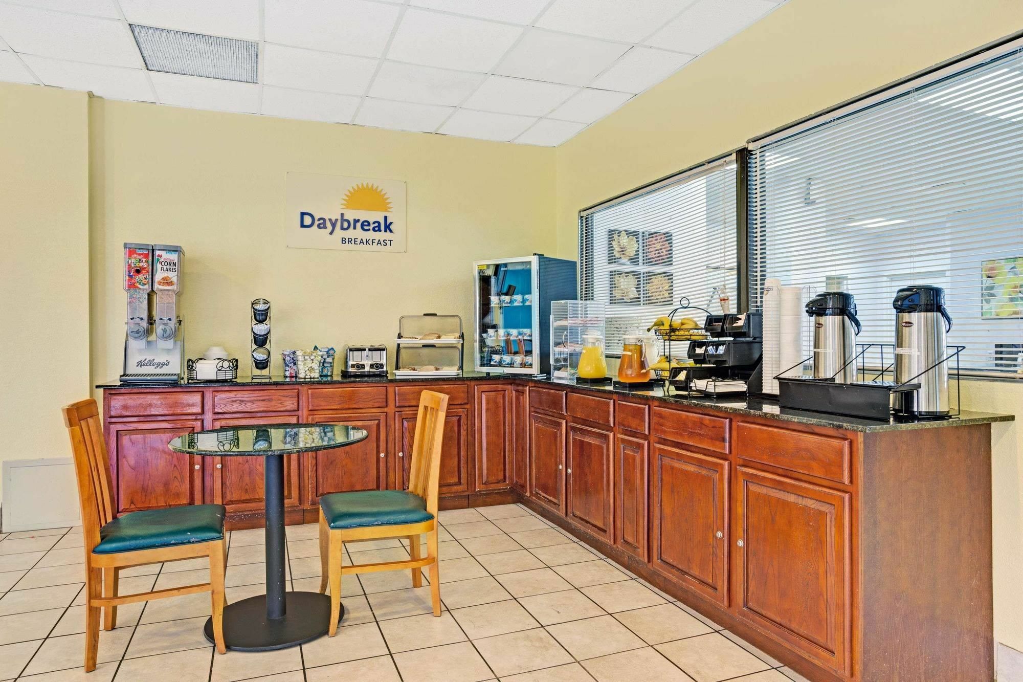 Days Inn By Wyndham Norfolk Military Circle Exterior photo